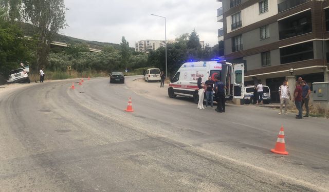 Bursa Gemlik'te mazot dökülen yolda araçlar kaza yaptı
