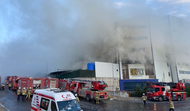 Arnavutköy'de cam fabrikasında yangın