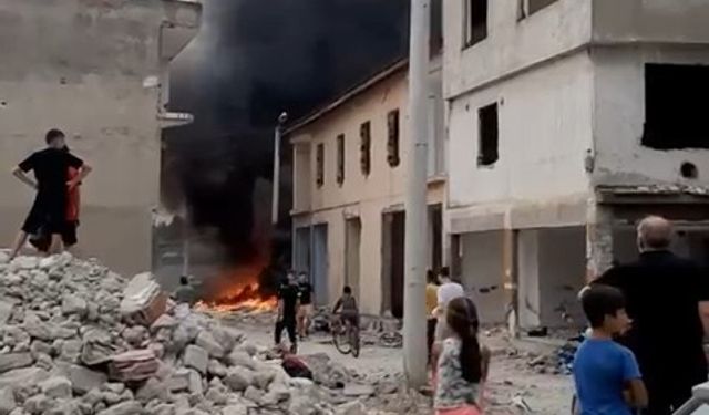 Bursa'da hurdacılar kentsel dönüşüm nedeniyle yıkılmış evlerin arasında atık yakarak yangın çıkardı