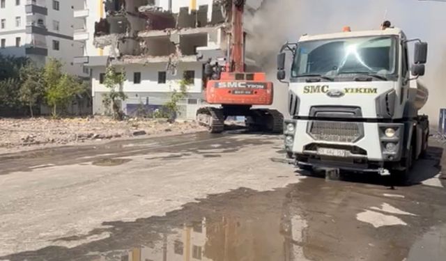Diyarbakır'da ağır hasarlı 9 katlı bina yıkım sırasında aniden çöktü