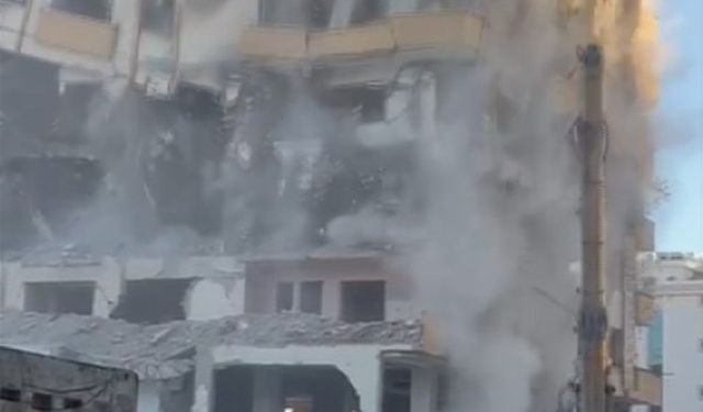 Gaziantep Nizip ilçesinde ağır hasarlı bina yıkım esnasında yerle bir oldu
