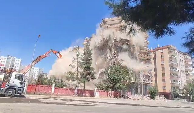 Diyarbakır Kayapınar ilçesinde yıkım sırasında ağır hasarlı 8 katlı apartman ortadan ikiye ayrıldı