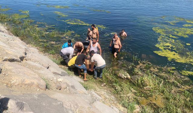 Gaziantep Karkamış ilçesinde serinlemek için Fırat Nehri'ne giren baba ve oğlu boğuldu
