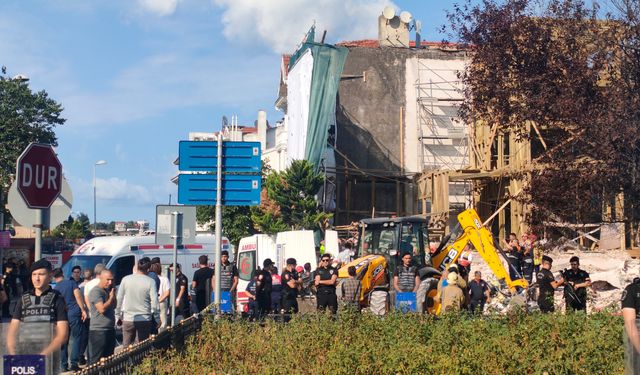 Beşiktaş Kuruçeşme'de ahşap binanın duvarı çöktü, bir kişi enkaz altında kaldı