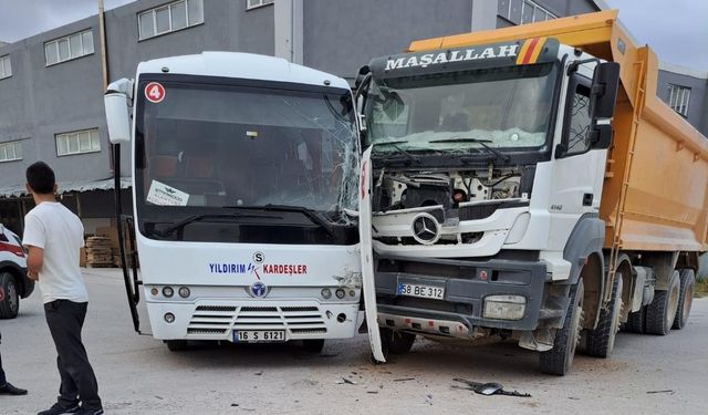 Bursa'nın İnegöl ilçesinde feci kaza! Kamyon ile minibüs çarpıştı!