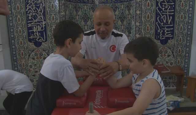Bursa'da Kur'an kursu öğrencileri bilek güreşi turnuvası yaptı