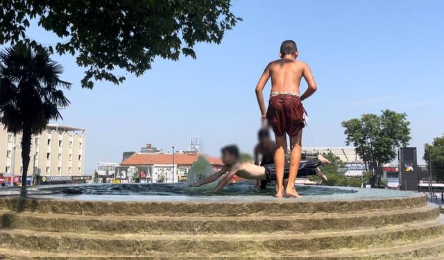 Bursa'da çocukların tehlikeli 'süs havuzu' oyunu kamerada