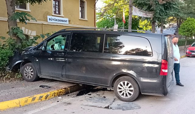 Kocaeli’nin Kartepe ilçesinde minibüs ağaca çarptı! 6 yaralı