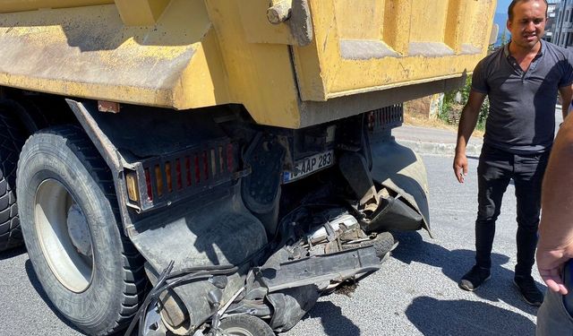 Bursa’da dengesini kaybeden motosikletli kamyonun altına girdi