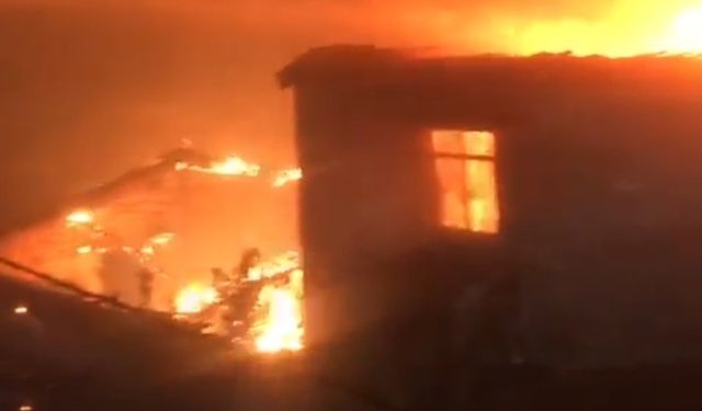 Korkunç tablo! Çanakkale'de çıkan orman yangını evlere ulaştı