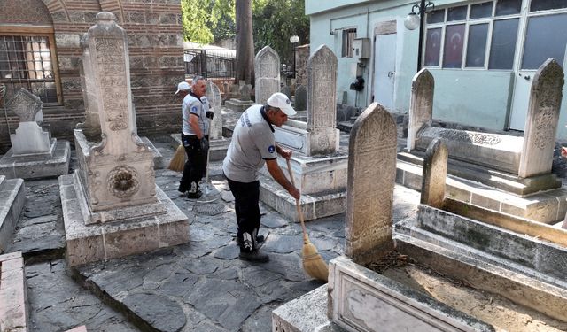 Bursa'da tarihi mezarlıklarda bakım çalışması yapıldı