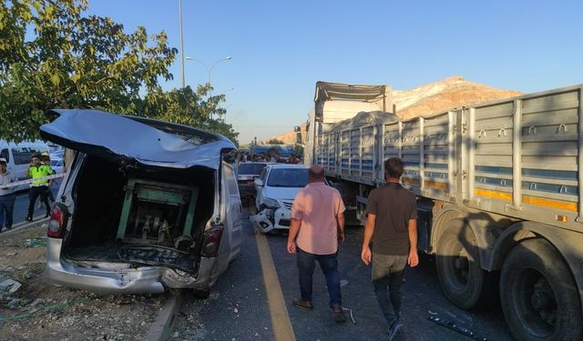 Şanlıurfa Eyyübiye ilçesinde tır yolda bekletilen araçların arasına daldı: 5 yaralı