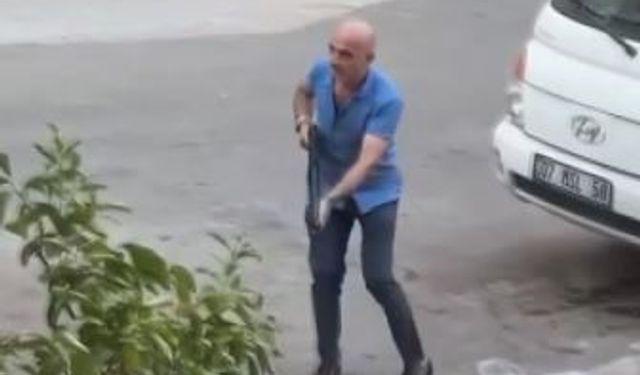 Antalya Muratpaşa ilçesinde silahlı çatışmadan çıkan mermi dükkanının önünde duran spotçuyu kalbinden vurdu
