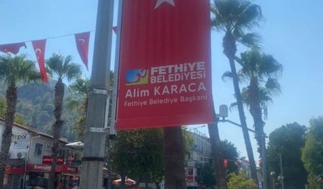 Türk bayrağında Fethiye Belediye Başkanı Alim Karaca'nın adının ve belediye logosunun yer aldığı görseller tepki çekti