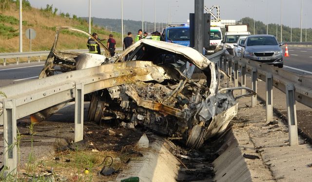 Kuzey Marmara Otoyolu Kocaeli geçişinde bariyerin önünden girip arkasından çıktığı otomobil alev aldı: 2 ölü, 1 yaralı