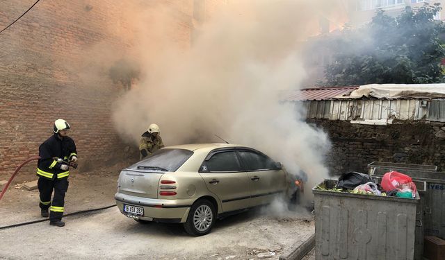 Bursa Gemlik ilçesinde park halindeki otomobil alev alev yandı