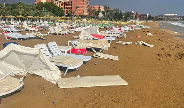 Antalya Alanya ilçesi İncekum Plajı’nda tatilcilere sağanak yağış ve fırtına şoku