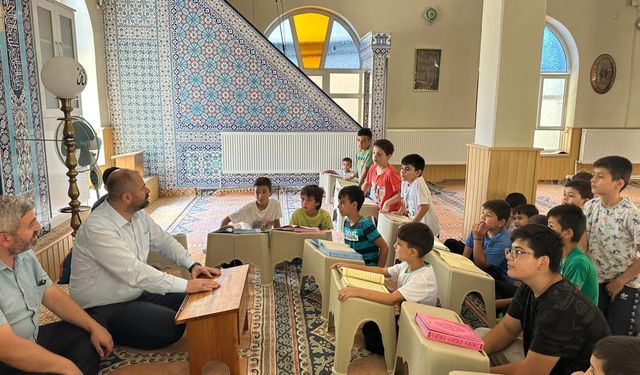 Başkan Ali Aykurt'tan Kur'an kursu öğrencilerine dondurma ikramı