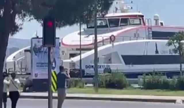 İzmir Karşıyaka'da yolcu gemisi kıyıya çarptı! O anlar kamerada