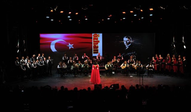 Bursa'da 'Cumhuriyet Şarkıları' konserinde sahneye çıkan Dilek Türkan mest etti
