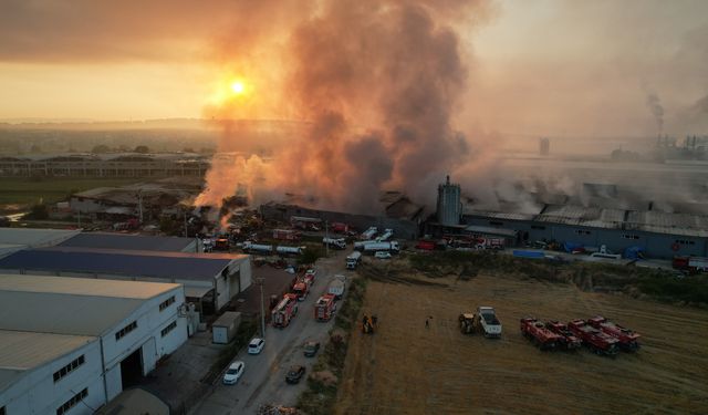 Bursa İnegöl'deki fabrika yangını günün ilk ışıklarıyla görüntülendi