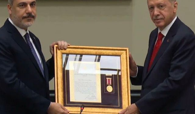 Cumhurbaşkanı Erdoğan, Hakan Fidan'a üstün hizmet madalyası verdi