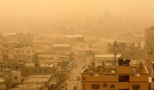 İran'da kum fırtınası nedeniyle onlarca kişi hastanelik oldu
