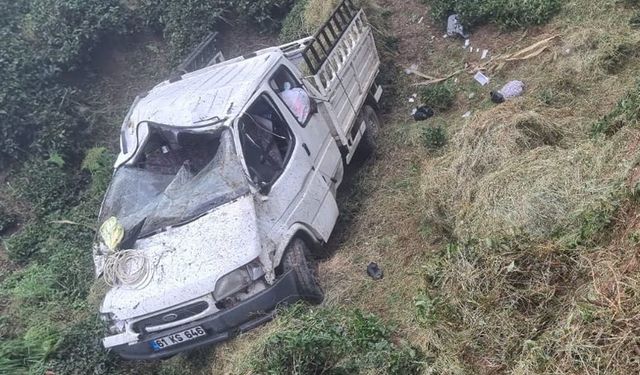 Trabzon Hayrat ilçesinde kaza! Kamyonet şarampole yuvarlandı: 3 ölü, 1 yaralı