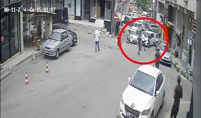 Bursa’da sürücüsünün el frenini çekmeyi unuttuğu araç ortalığı karıştırdı! Polis aracına da motokurye çarptı
