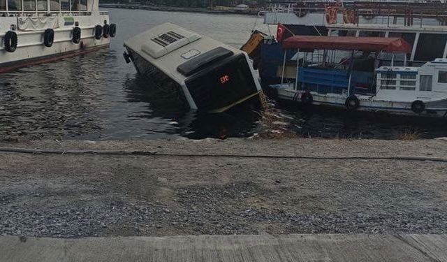 İstanbul'da feci olay! Halk otobüsü denize düştü