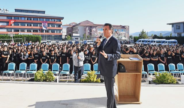 Başkan Dündar, öğrencileri ilk gün yalnız bırakmadı