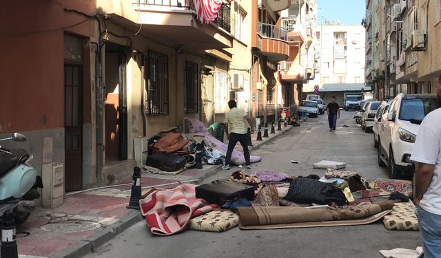 Manisa Şehzadeler ilçesinde arkadaşlarına kızıp eşyaları sokağa attı, mahalleli intihar sandı