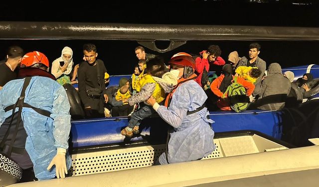 İzmir Menderes ilçesi açıklarında kucağındaki çocuklarla Yunanistan'a geçerken yakalandılar
