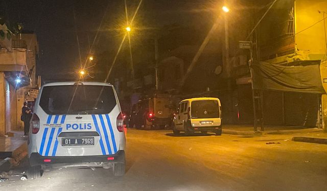 Adana Yüreğir ilçesinde İbrahim Taşkıran kaldırımda telefonla konuşurken silahlı saldırıda hayatını kaybetti