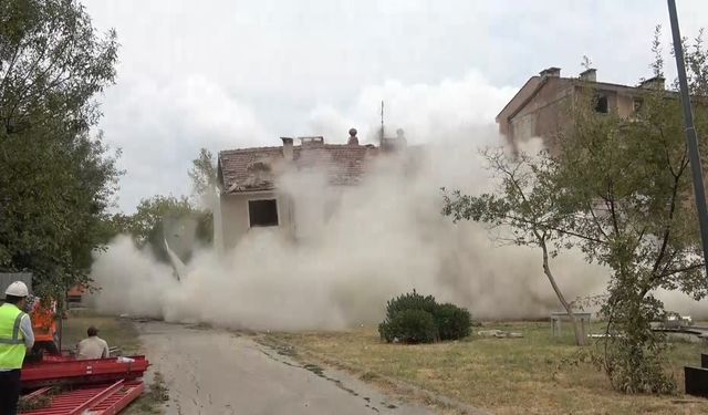 Bursa'da proje için yıkılan bina toz bulutuna dönüştü