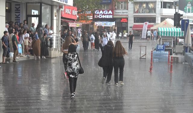 Bursalı vatandaşlar yağmura hazırlıksız yakalandı