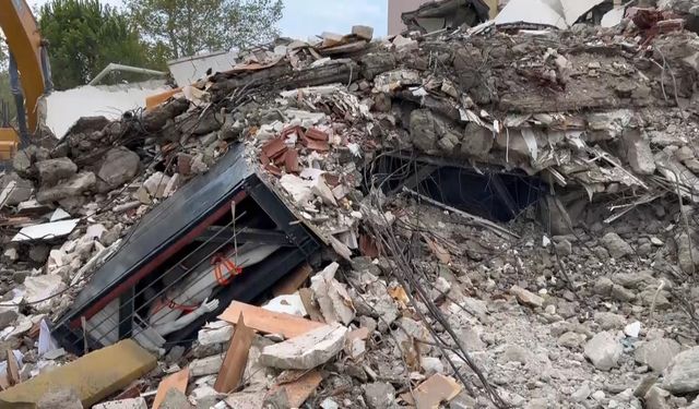Bursa’da yıkılan binanın içindeki "Deprem Yatak" enkazdan sağlam çıktı