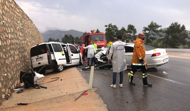Antalya Akseki ilçesinde iki araç kafa kafaya çarpıştı: 1 ölü, 6 yaralı