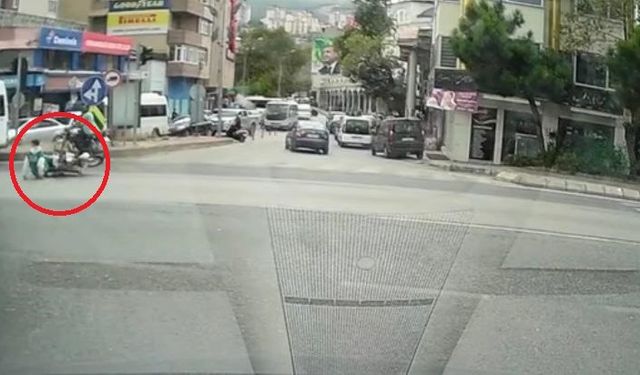 Bursa'da motosiklet sürücüsü araca çarptı! İşte o anlar...