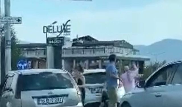 Bursa trafiğinde kadınların tekme tokat kavgası kamerada