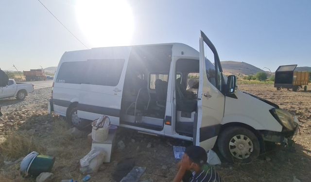 Diyarbakır'da minibüs ile traktör çarpıştı: 2’si ağır, 4’ü çocuk 20 yaralı