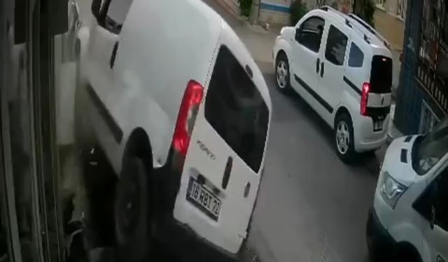 Bursa'da minibüse çarpmamak için manevra yapan sürücü, vatandaşları eziyordu