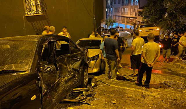 Kağıthane’de freni patlayan taksi yokuş aşağı kayarak araçlara çarptı: 1 yaralı