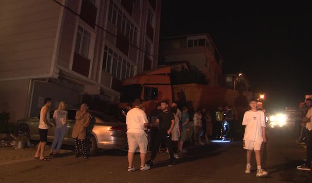 Maltepe'de freni boşalan hafriyat kamyonu 6 otomobile çarparak durabildi