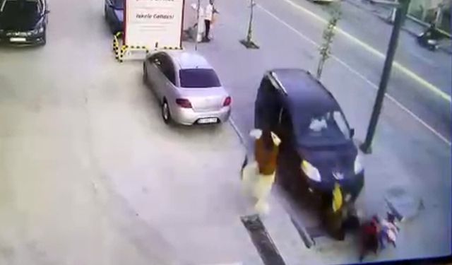 Van İpekyolu ilçesindeki feci kazada kadınlar bebek arabasıyla havaya savruldu