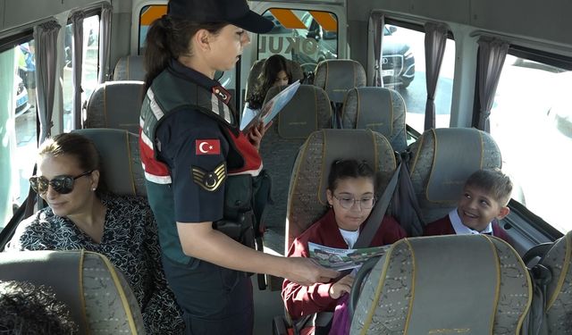 Bursa'da ekipler okulun ilk günü servis araçlarını tek tek kontrol etti