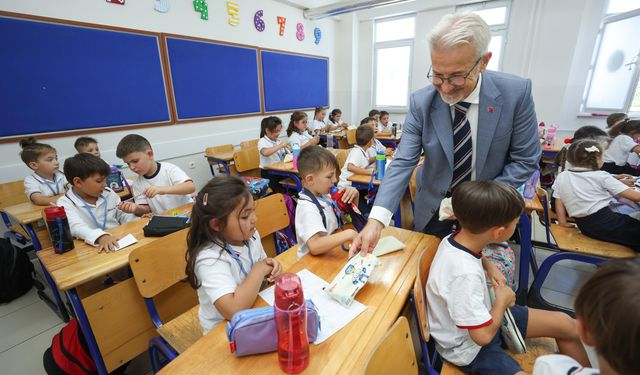 Başkan Turgay Erdem’den minik öğrencilere ilk gün sürprizi