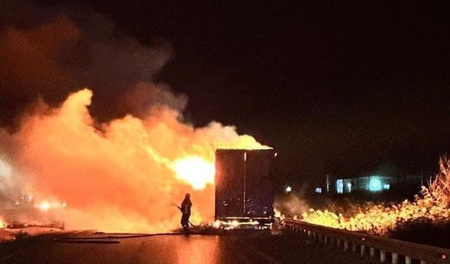 Bursa Karacabey ilçesinde metal yüklü tırın dorsesinde yangın çıktı