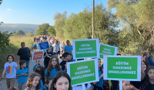 Bursa'da depreme dayanıklı olmadığı için kapatılan Hasanağa İlkokul ve Ortaokulu öğrencilerinin çileli yolu