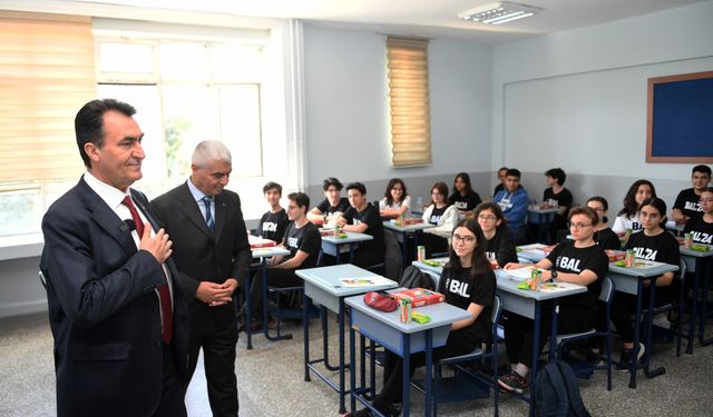 Osmangazi Belediye Başkanı Mustafa Dündar, öğrencileri yalnız bırakmıyor